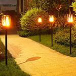 LED FÁKLYA, lángokat imitáló, kültéri napelemes ledes lámpa. Egyenes leszúrható tartókonzollal  1 év gar.